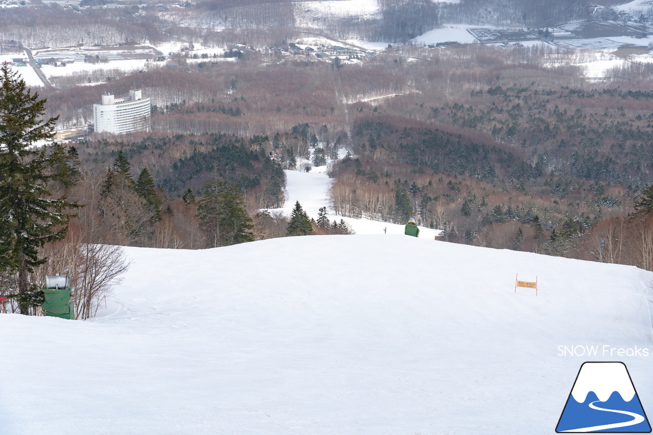 富良野スキー場｜季節は、まだ冬？それとも…？小雪が舞い、たくさんの雪が残る富良野スキー場で、春の恒例イベント『春スキー池渡り大会』開催(^^)/